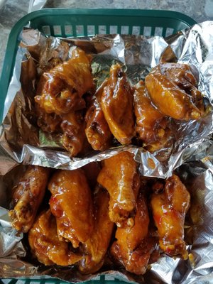 Haywood Lounge Best wings AVL. by null