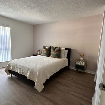 Quijano MIami Services - Bedroom paint, with color wall - Painters Near Me Quijano MIami Services - Bedroom paint, with color wall - Painters Near Me