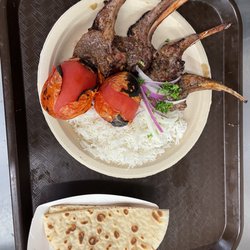 Lamb chops with grilled tomatoes