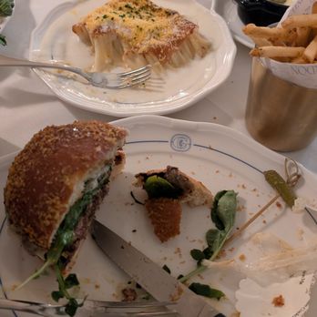 Chardon - The burger and macaroni gratin that had the paper and plastic - French Near Me - Houston, Texas