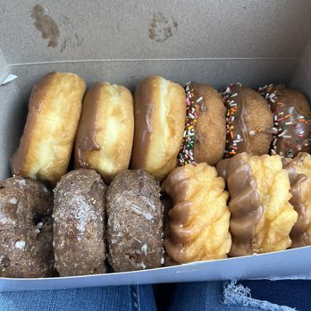 Donutown - A dozen doughnuts! 3 chocolates glazed, 3 chocolate, 3 chocolate frosting with sprinkles, and 3 crinkle chocolate frosting doughnuts! - Donuts Near Me - Redford, Michigan