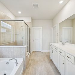 Lillian Homes - The ensuite bathroom of a primary bedroom.