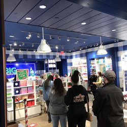 Bath & Body Works - Line to the registers
