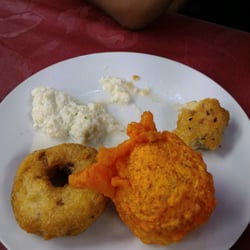 Dosa Sambal - Medhu vada and bonda with coconut chutney