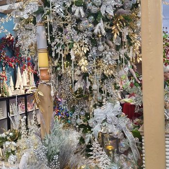 Aprils On Main - Christmas decor - Home Decor Near Me - St. Charles, Missouri