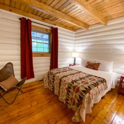 Four Fillies Lodge - Charming guest bedroom in our cabin