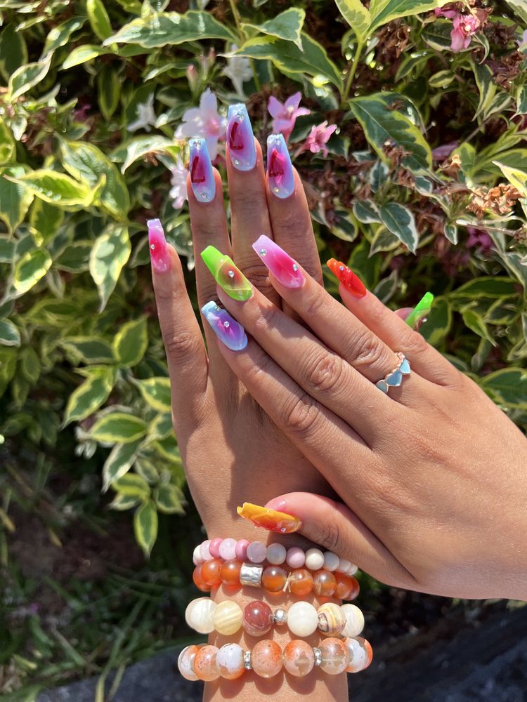 Ria’s Nail Bar Logo