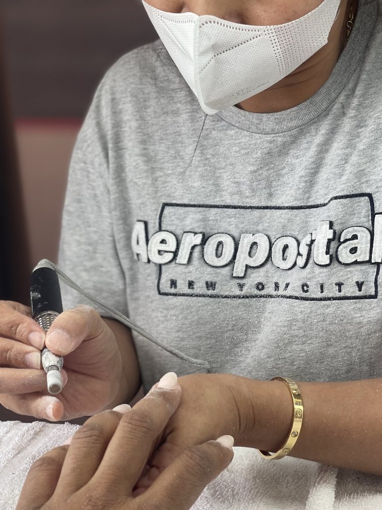 Natural Nails & Spa Logo