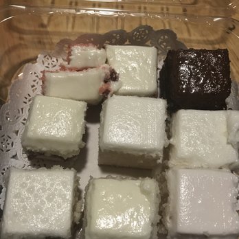 Creme de la Creme - Cake Sampler - Custom Cakes Near Me - Fort Worth, Texas Creme de la Creme - Cake Sampler - Custom Cakes Near Me - Fort Worth, Texas