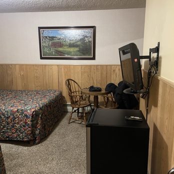 Boulder Lodge - Hotels Near Me - June Lake, California