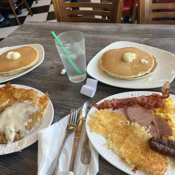 Vineyard Cafe - Country Fried Steak & Eggs Buttermilk Pancakes S/ 3 Eggs - Breakfast & Brunch Near Me - Oxnard, California