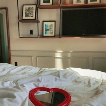 The Hoxton - Feminine, minimalist, chic and brightly lit room - Hotels Near Me - Los Angeles, California The Hoxton - Feminine, minimalist, chic and brightly lit room - Hotels Near Me - Los Angeles, California