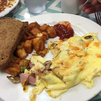 Peach's - Venice - Denver Omelette with Homefries - New American Near Me - Venice, Florida