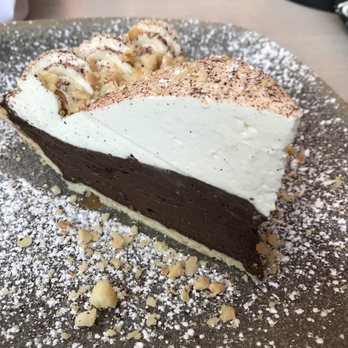 Moku Kitchen - Chocolate mac nut pie - Cocktail Bars Near Me - Honolulu, Hawaii