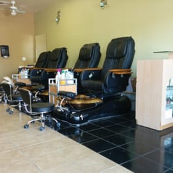 L T Nails - Spacious and clean
