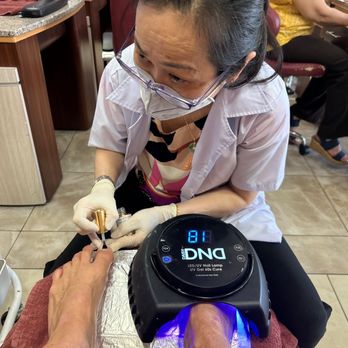 Mingee's Nails & Spa - Ni does fabulous gel pedicures! - Nail Salons Near Me - San Clemente, California