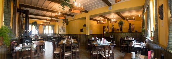 La Roche à Veillon resto/théâtre by null