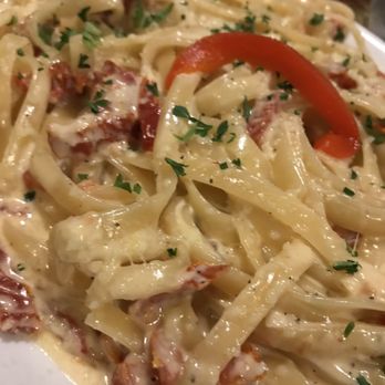 Hernando's Pizza Pub - Chicken Alfredo with sundries tomatoes - Pizza Near Me - Winter Park, Colorado