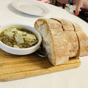 Underhills Crossing Restaurant - Bread basket with lentils in oil with ptarmigan cheese - New American Near Me - Bronxville, New York