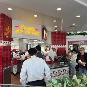In-N-Out Burger - Pumping 'em out - Burgers Near Me - Tucson, Arizona In-N-Out Burger - Pumping 'em out - Burgers Near Me - Tucson, Arizona