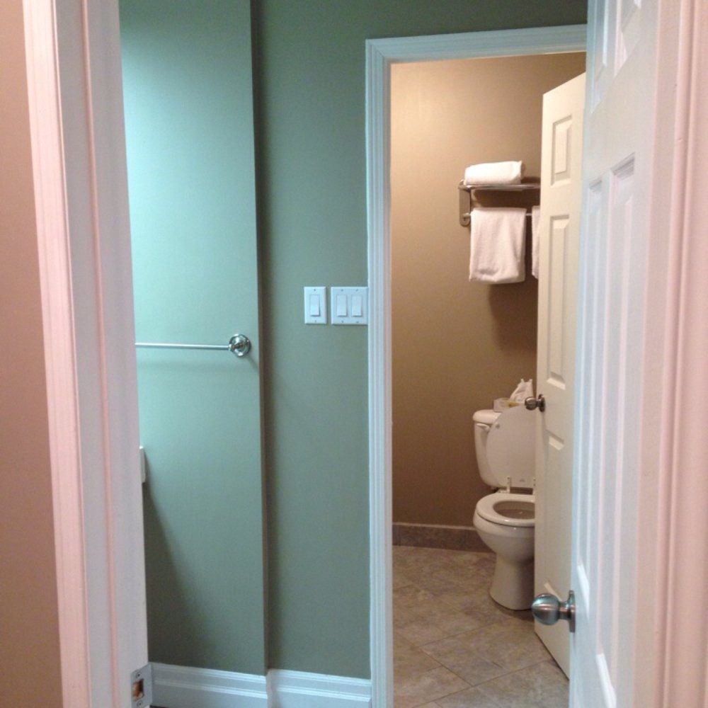 Georgian Bay Hotel - View of bathroom - Hotels Near Me - Collingwood, Ontario Georgian Bay Hotel - View of bathroom - Hotels Near Me - Collingwood, Ontario