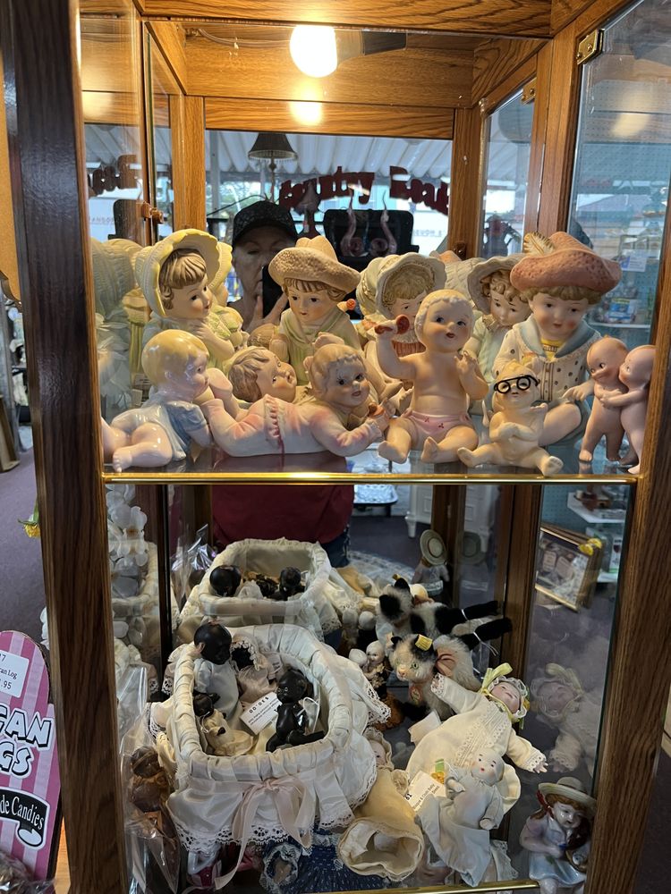 Country Roads Vendor Mall Image