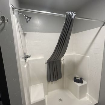Americana Modern Hotel - walkin shower - Hotels Near Me - Redding, California Americana Modern Hotel - walkin shower - Hotels Near Me - Redding, California
