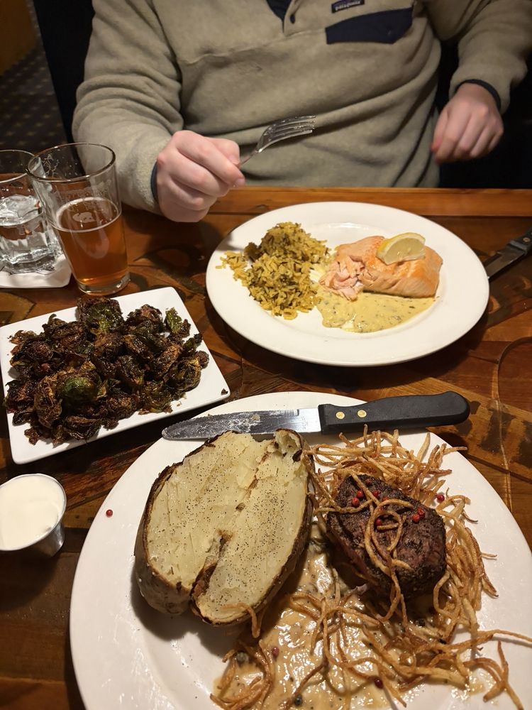Windjammer Restaurant & Upper Deck Pub