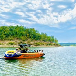 Broken Bow & Hochatown Boat Rentals - Supra Wake Boat