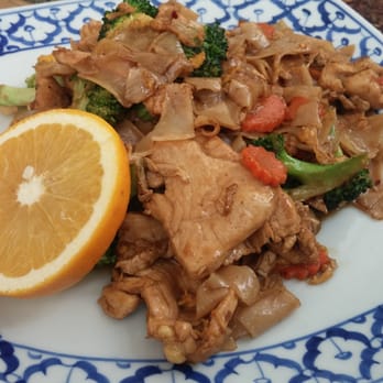 Tom Yum - Pad see ew with chicken - Thai Near Me - Surprise, Arizona Tom Yum - Pad see ew with chicken - Thai Near Me - Surprise, Arizona