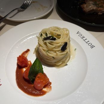 Bottega - Spaghetti with tomato sauce - Italian Near Me - Yountville, California Bottega - Spaghetti with tomato sauce - Italian Near Me - Yountville, California