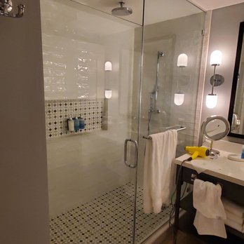 The Seabird Resort - Shower - Resorts Near Me - Oceanside, California