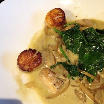 Bluewater Grill - Seared Sea Scallops were delicious! There's lots of mushrooms so you should really like them, plenty of scallops in the dish! - Seafood Near Me - Temecula, California