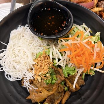 OMELI Kitchen - Vermicelli Lemongrass Pork Bowl - very tasty! - Vietnamese Near Me - Fullerton, California