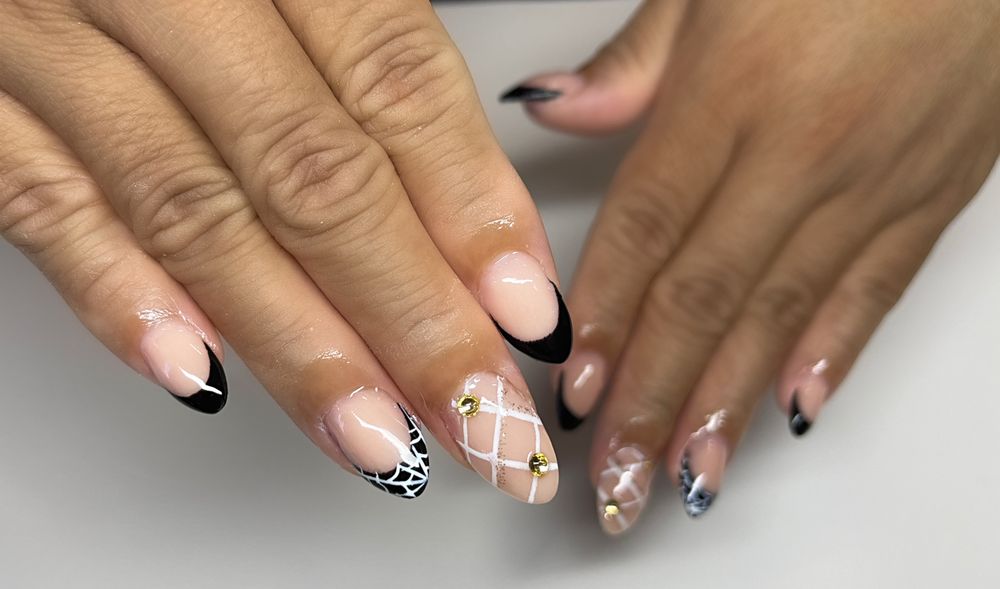 Nails So Shiny Logo