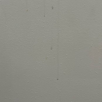 avid hotel Macon North - Streaks on bathroom wall - Hotels Near Me - Macon, Georgia