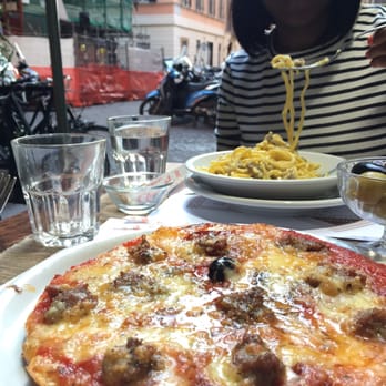 Pizzeria Est Est Est Ricci - Looks good.  Tasted average. - Pizza Near Me - Rome, RM