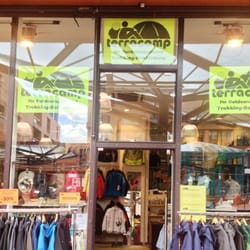 Terracamp Outlet - Eines der über den Innenhof verteilten Ladengeschäfte mit Jacken