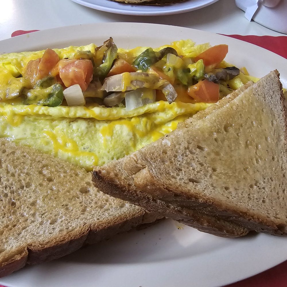 Veggie omelet with wheat toast Veggie omelet with wheat toast