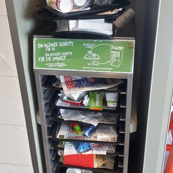 McDonald's - Rückgabewagen auf der oberen Etage an einem Freitag um 15 Uhr, nicht die Hauptbetriebszeit - Fast Food Near Me - Bergisch Gladbach, NW