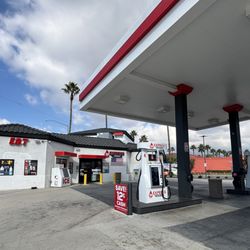 24 Hour Express Gas - Clean pump areas and convenience store.