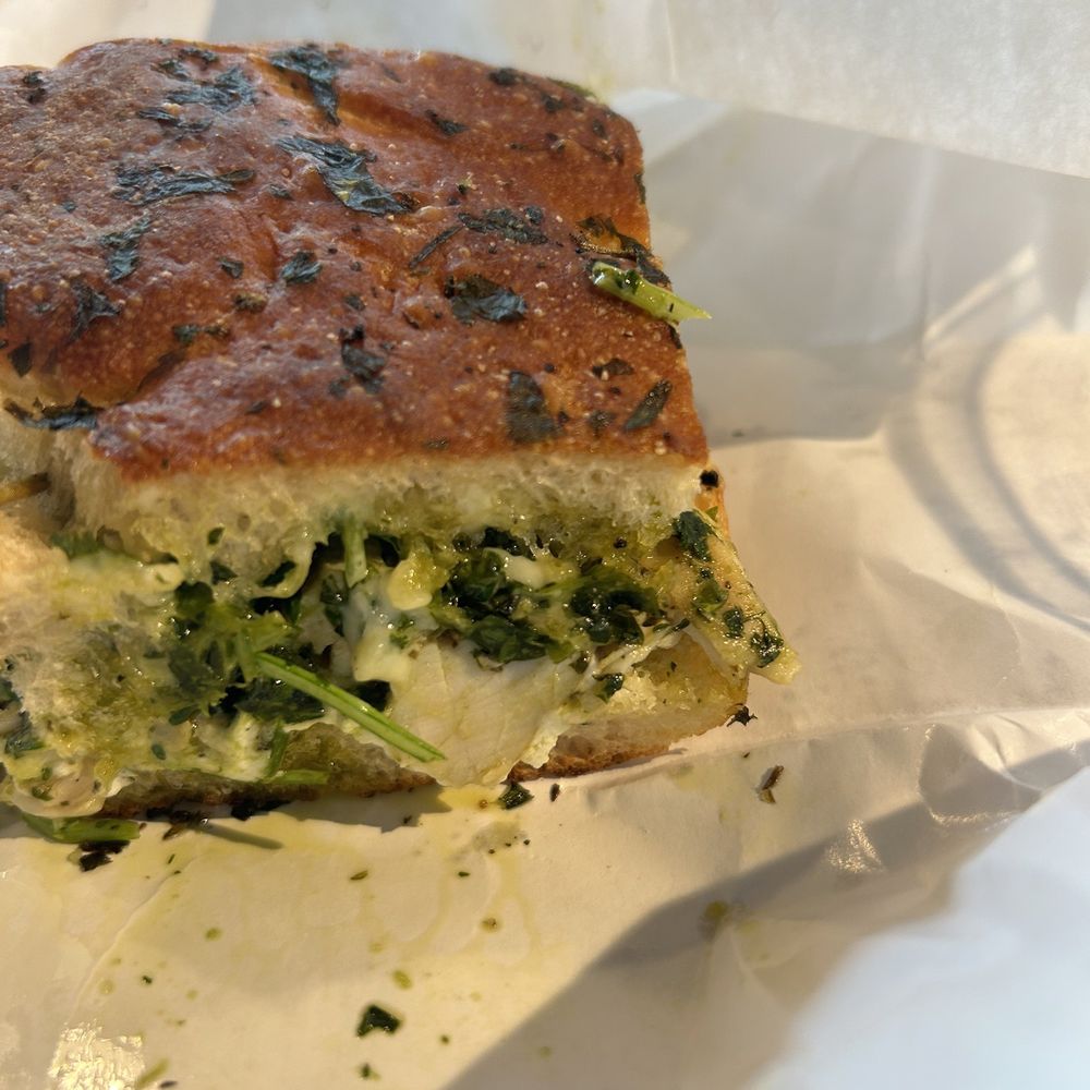 Oven roasted chicken and goat cheese sandwich Oven roasted chicken and goat cheese sandwich