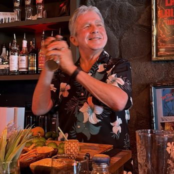 Lava Lounge Waikiki - Mai Tai Mechanics Class - Tiki Bars Near Me - Honolulu, Hawaii