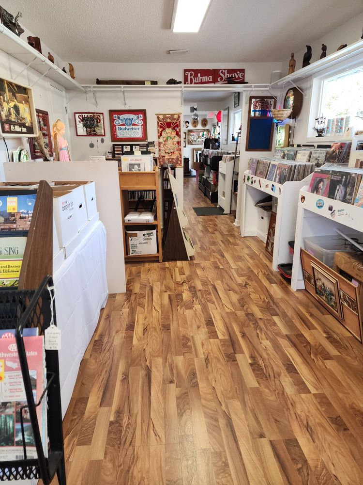 Fly Vintage & Vinyl Logo