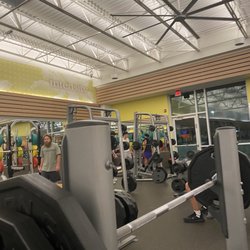 LA Fitness - Benches and more squat area