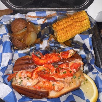 Captain Kals - Connecticut roll (traditional lobster roll just served hot) - Seafood Near Me - Bartlett, Tennessee Captain Kals - Connecticut roll (traditional lobster roll just served hot) - Seafood Near Me - Bartlett, Tennessee
