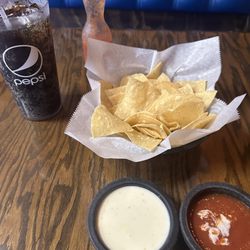Agave's - Medium queso, salsa, and chips