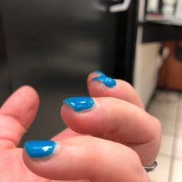 On the middle finger You can see that the mail is not painted completely. There is a natural colored line at the edge On the middle finger You can see that the mail is not painted completely. There is a natural colored line at the edge