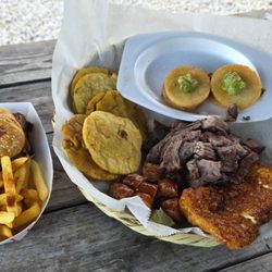 Milagros Farm - Patacones, carne, queso frito, chorizo, mini arepa.  doble + carne adentro