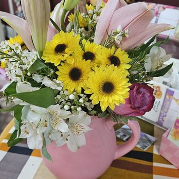Helen's Flowers - Birthday flowers - Florists Near Me - Radcliff, Kentucky